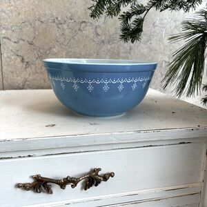 2 1/2 Qt Pyrex Mixing Bowl Snowflake Garland Blue